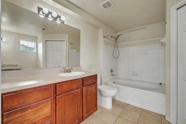 Building Photo - 2801 Chancellorsville Dr