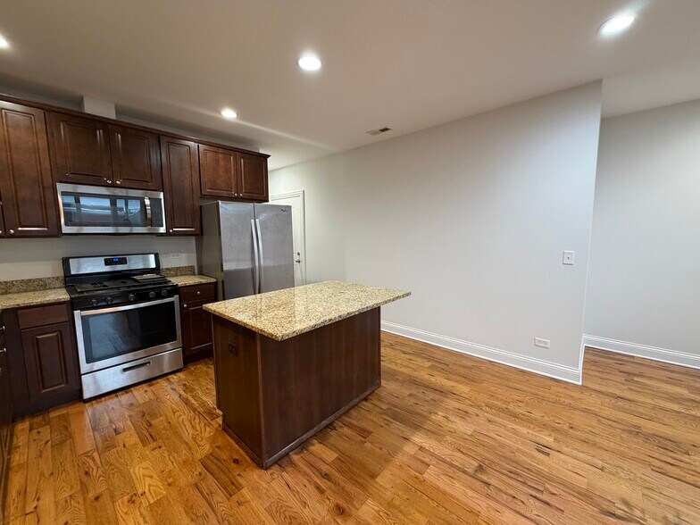 Building Photo - 2450 W Diversey Ave