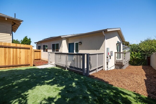 Building Photo - 4bd/2ba home with AC, off street parking and private yard!