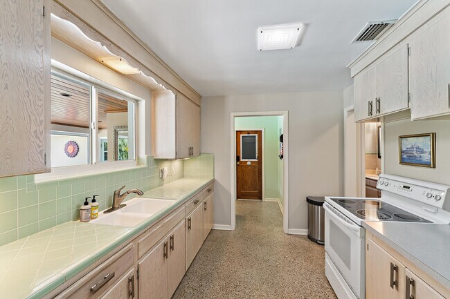 Building Photo - 440 Jupiter Ln