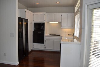 Building Photo - 2 Bed/ 2.5 Bath- Dual Master Townhome in U...
