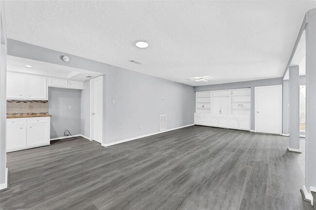 Building Photo - 10718 Boardwalk St