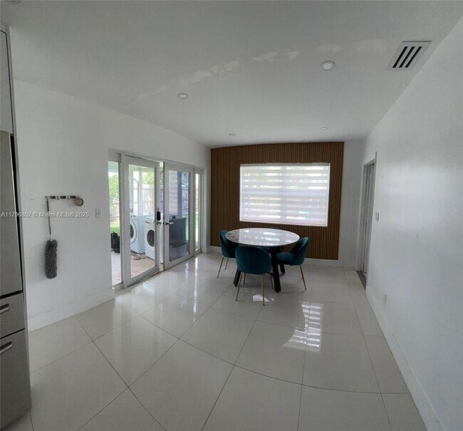 Building Photo - 3 bedroom in Hollywood FL 33021