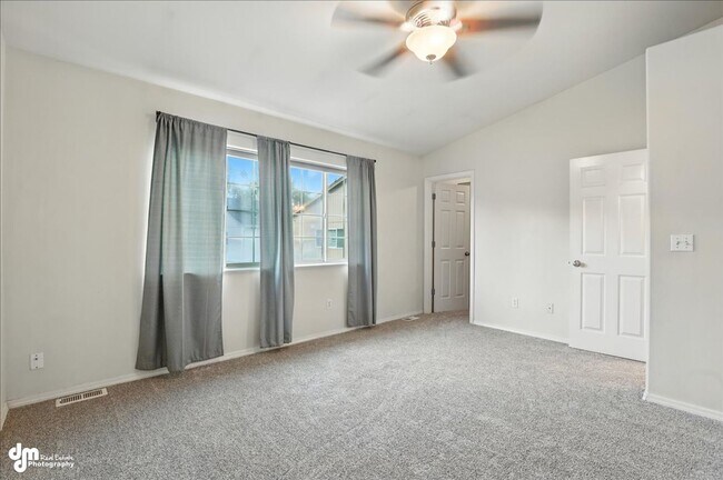 Building Photo - Charming 2BD/2BA Condo!