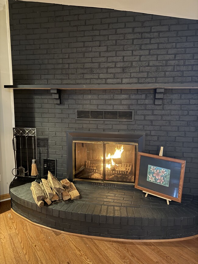 Building Photo - 4212 Lakeview Pkwy