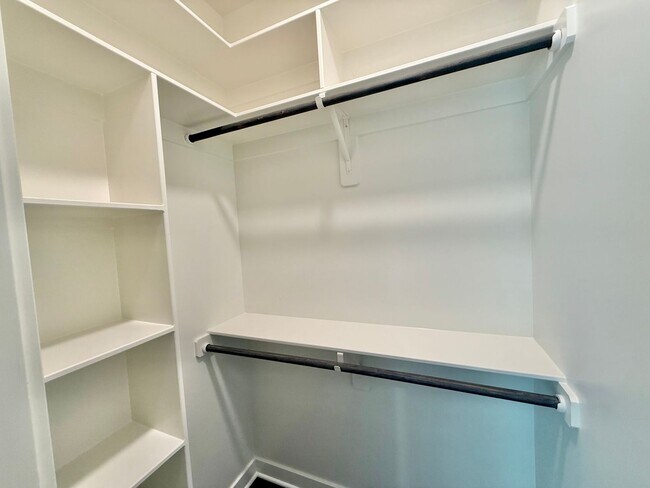 Building Photo - **OFFERING RENT PROMOTION FOR FIRST 6 MONT...