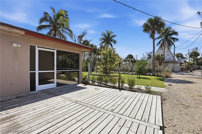 Building Photo - 1046 Periwinkle Way