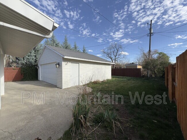 Building Photo - 1878 E Stratford Ave