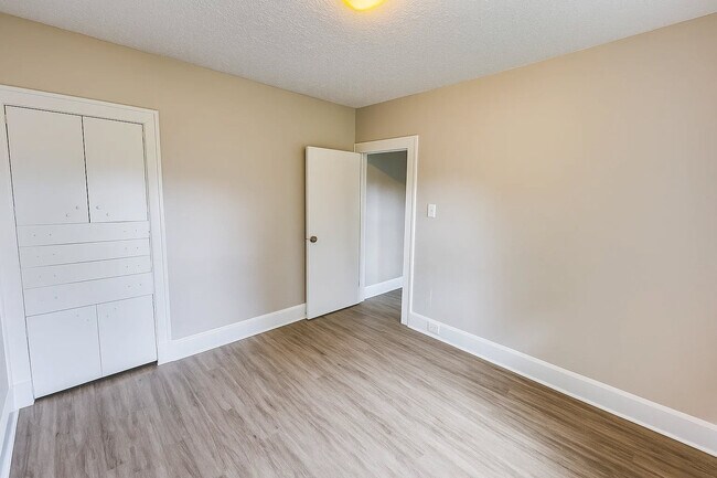 Building Photo - 1302 Lindley Ave