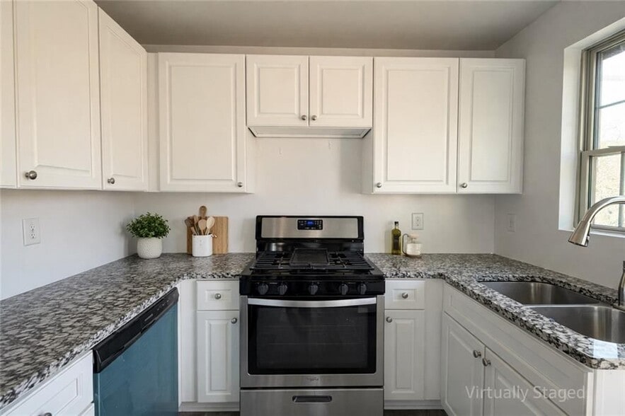 Building Photo - 1488 E Forrest Ave