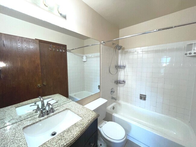 Building Photo - 226 Iris Dr