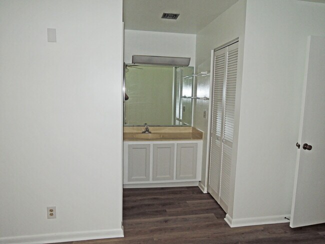 Building Photo - 322 Colony Ln