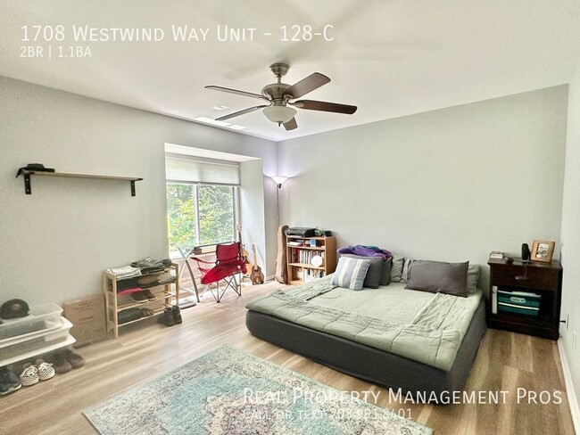 Building Photo - Light & Bright End Unit-Walk to Metro & Sh...