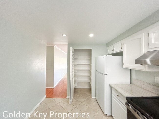 Building Photo - Welcome to this charming 2-bedroom, 2-bathroom downstairs end unit in Alta Mira in Carlsbad!!