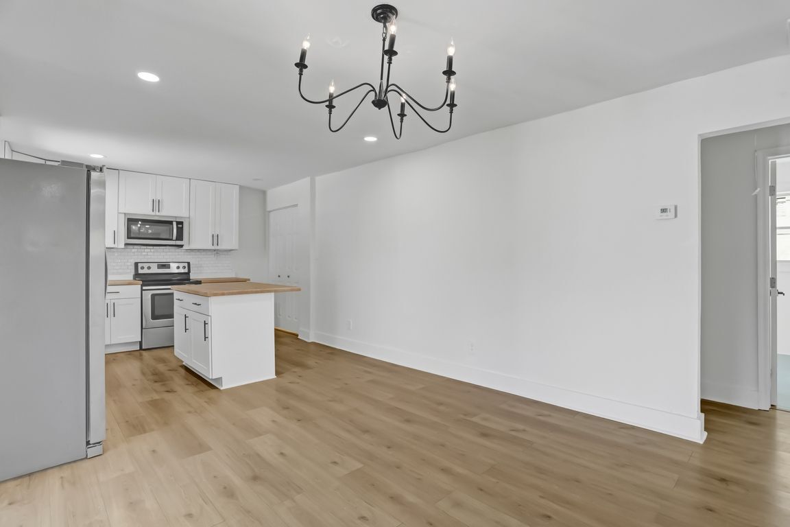 Building Photo - 636 W 48th St