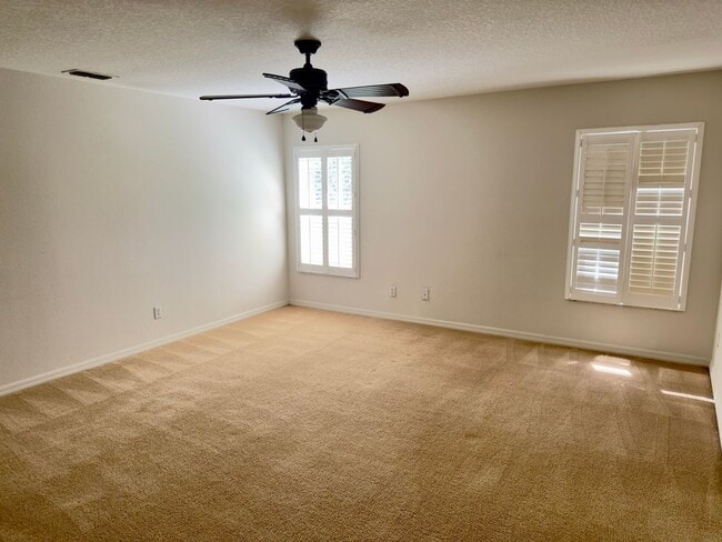 Building Photo - Call Ed for showings (352) 217-0284