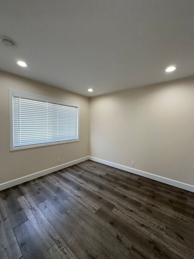 Building Photo - Costa Mesa Upgraded 4 bed 2 bath House in Prime location