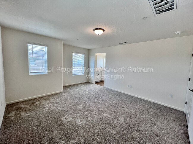 Building Photo - 6596 E Cresthaven Dr