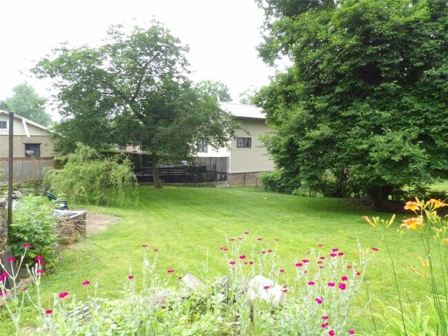 Building Photo - 12 Maple Ave
