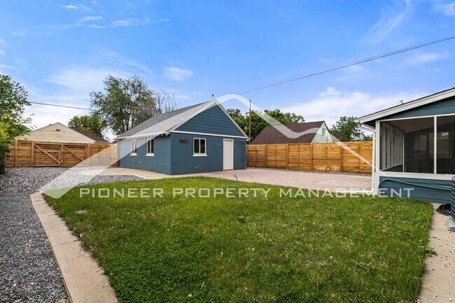 Building Photo - Cozy House with Central A/C and Fenced Back Yard