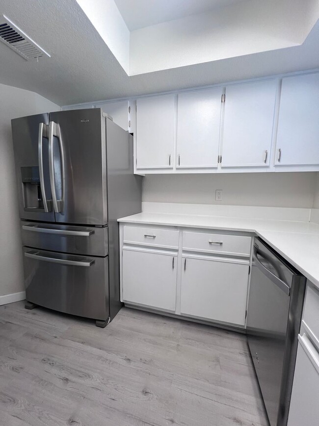 Building Photo - The Enclaves 3 bed 2 bath Upgraded Condo!