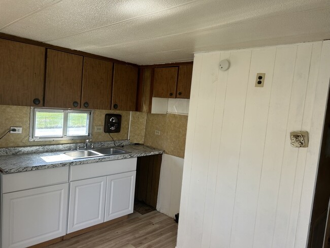 Building Photo - 2 Bedroom/1 Bathroom Mobile Home