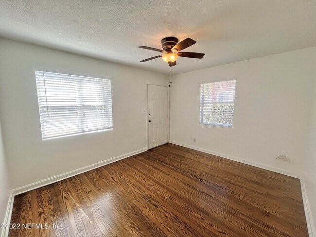 Building Photo - 2555 Myra St