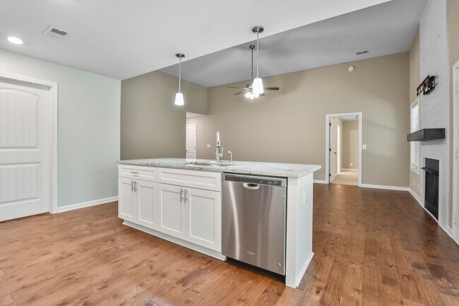 Building Photo - Pet Friendly Three Bedroom!