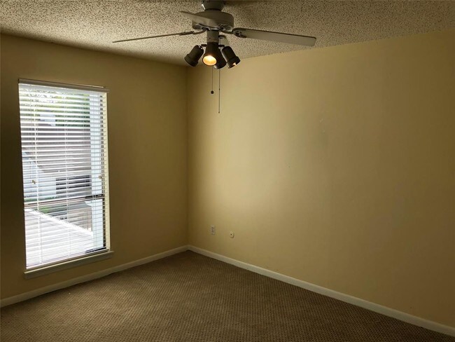 Building Photo - 7655 S Braeswood Blvd