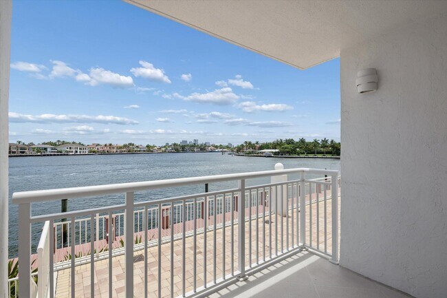 Building Photo - 511 Bayshore Dr