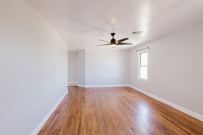 Building Photo - 3 Bedroom 2 Bath With A Mountain View Home!