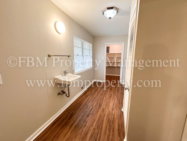 Building Photo - 1608 Hill Ln