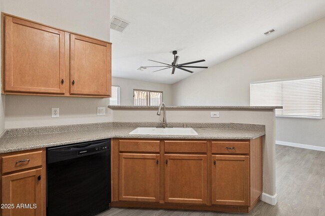 Building Photo - 5409 S 10th Ave