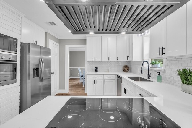 Building Photo - 3518 Shore Shadows Dr