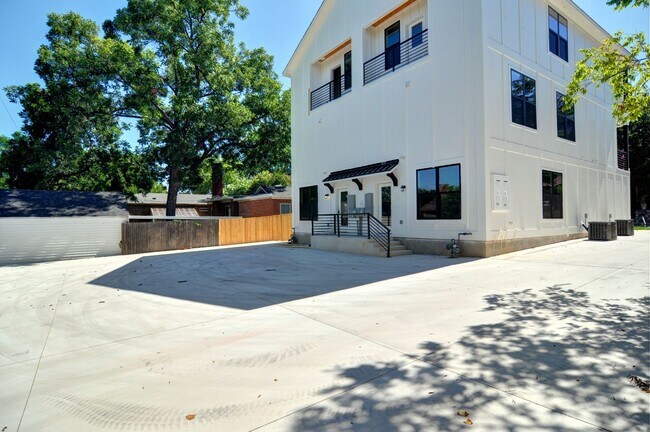 Building Photo - 2628 Forest Park Blvd