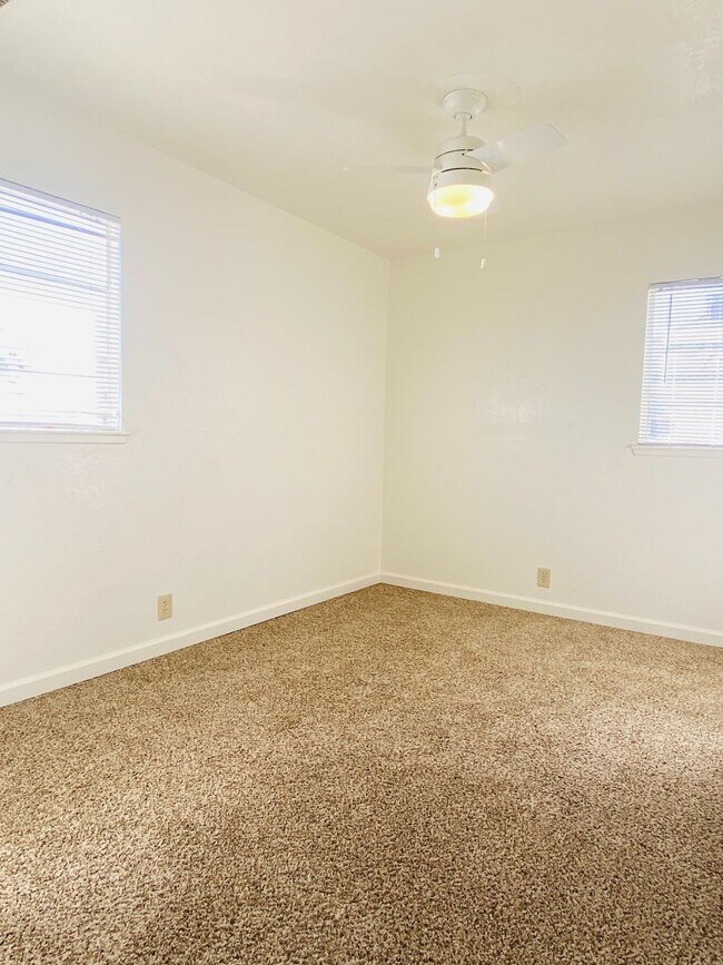 Building Photo - AVAILABLE NOW!!