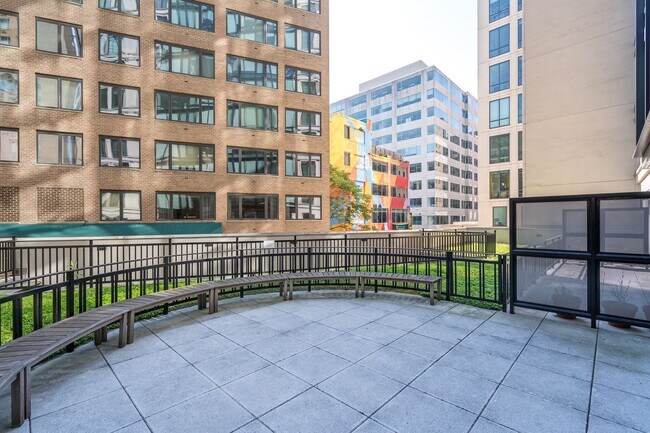 Building Photo - Logan Circle Condo | 2 Bed | 2 Bath | 1,000 Sf | 1 Garage Parking Space