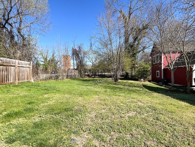 Building Photo - Charming 3BD/1BA Home In Unbeatable Location