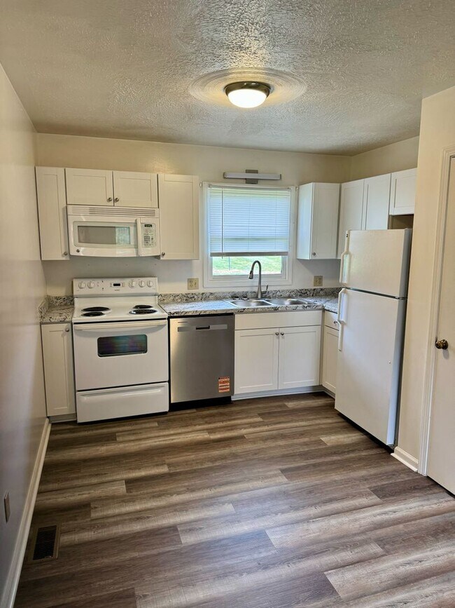 Building Photo - Newly Remodeled Duplex in Blacksburg