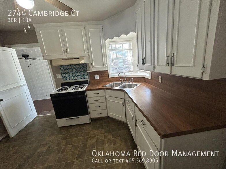 Building Photo - 2744 Cambridge Ct