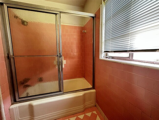 Building Photo - 5210 Stuyvesant Ln