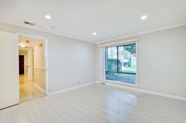 Building Photo - 2/2 Downstairs Condo in a Great Location Nestled Behind EBAY in The Hamilton Corners Community