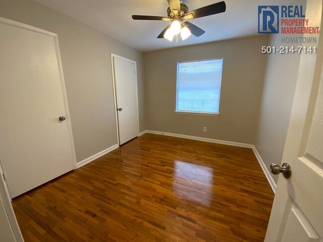 Building Photo - 711 W 54th St