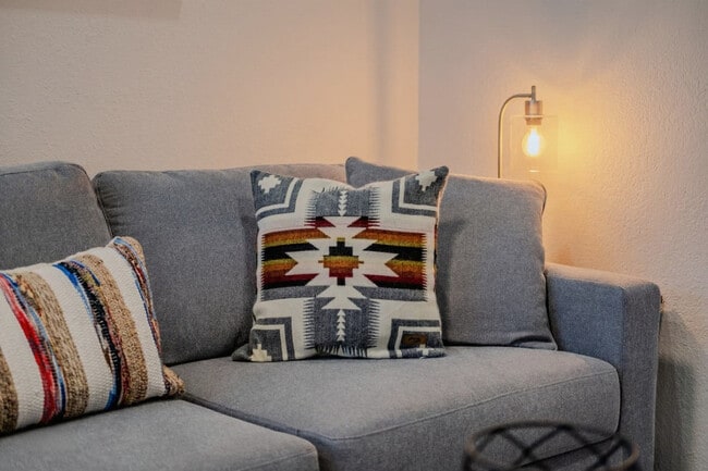 Building Photo - 736 W Rider Dr