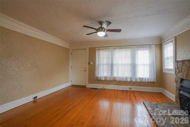 Building Photo - 303 Devine Ave