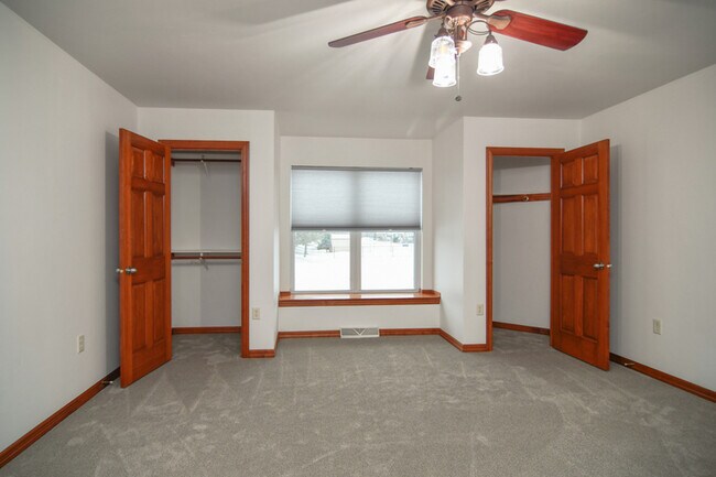 Building Photo - 160 E River Dr
