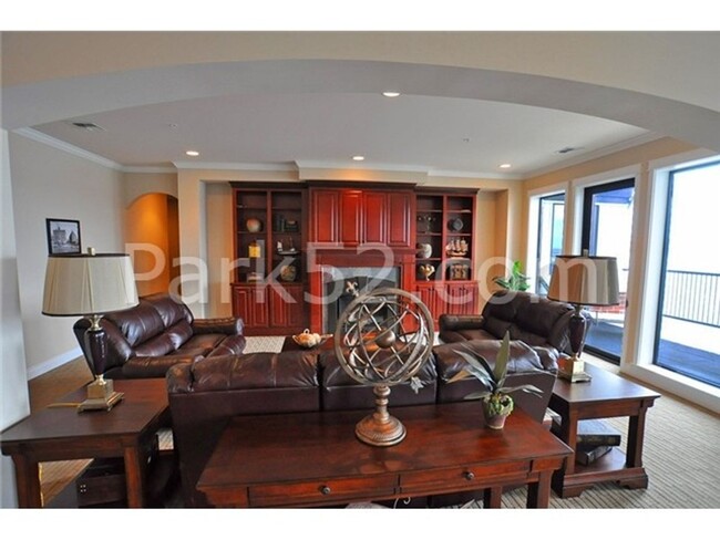 Building Photo - 1 Bed 1.5 Bath Theater District Condo + Am...