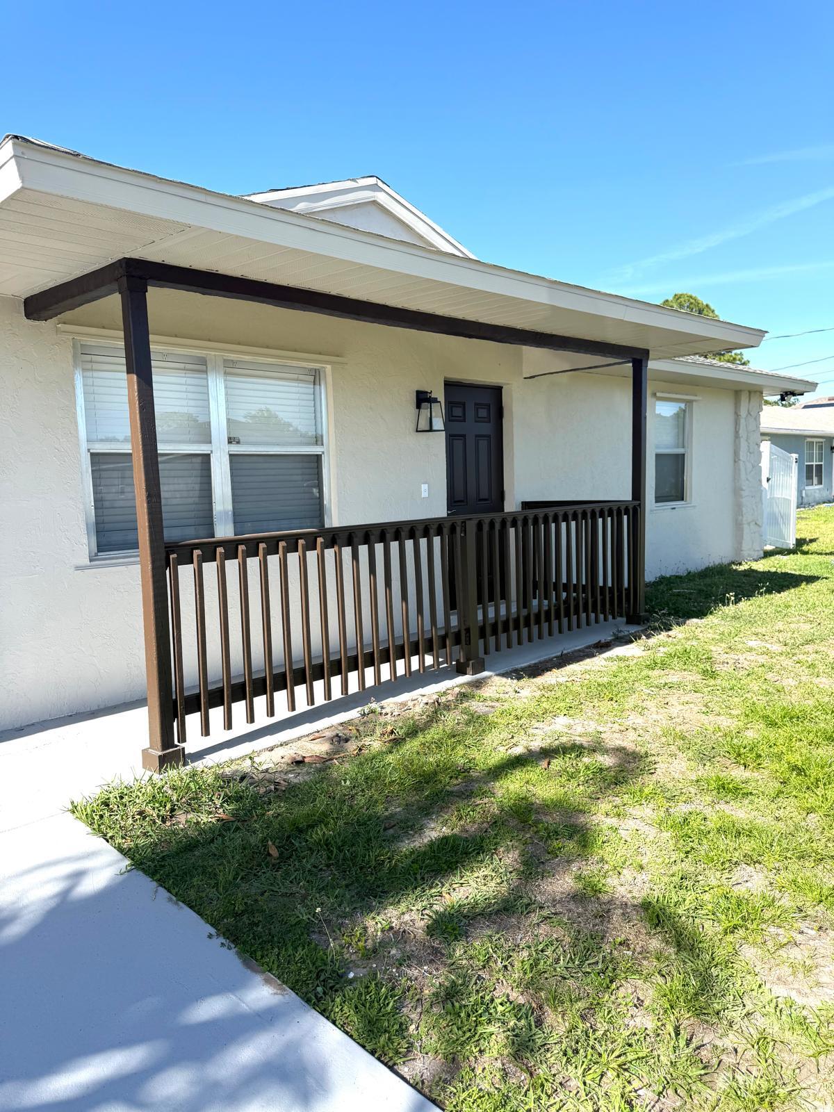 Building Photo - 699 NW Riverside Dr