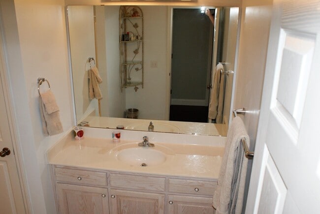 Building Photo - 2020 Plantation Oaks Dr