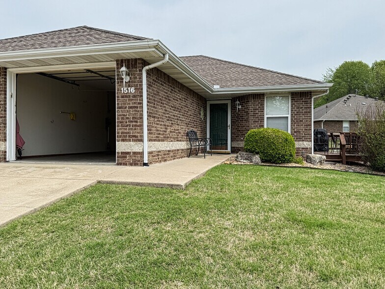 Building Photo - 1516 Meadowhill Dr